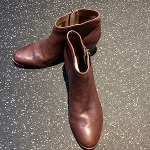 Clarks Artisan brown ankle boots size 8.5.